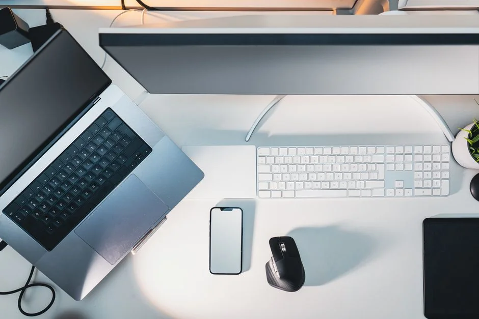 Écran d’ordinateur portable affichant le site Pexels, idéal pour répondre à vos besoins en photos libres de droits.